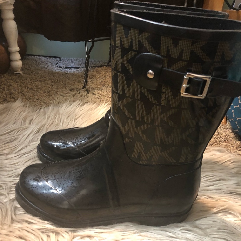 Woman’s Michael Kors rain boots!